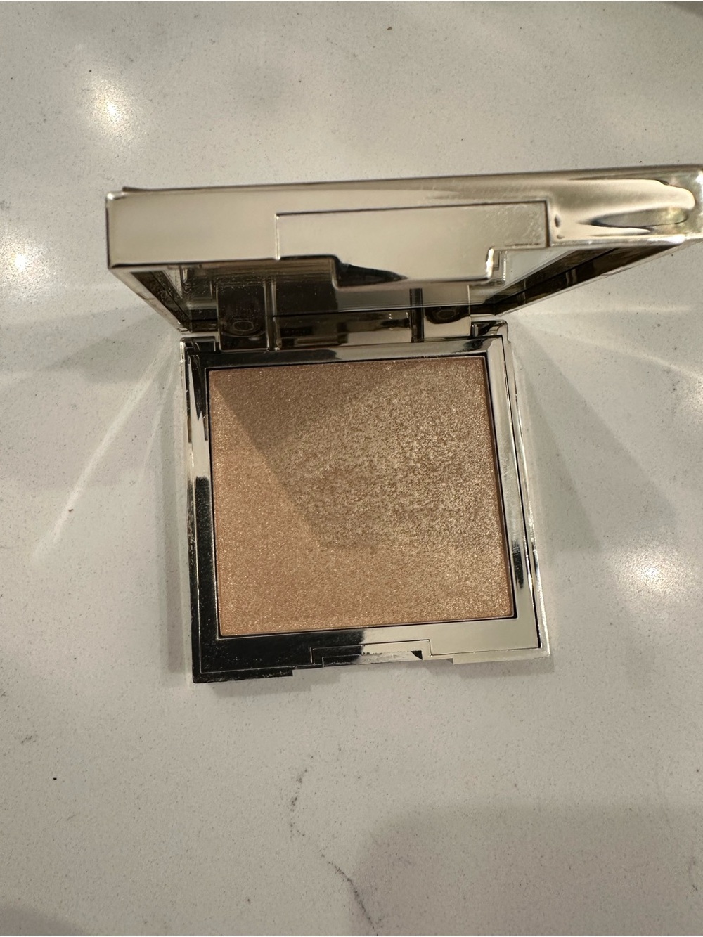 JOUER Molten Glow face & body Highlighter